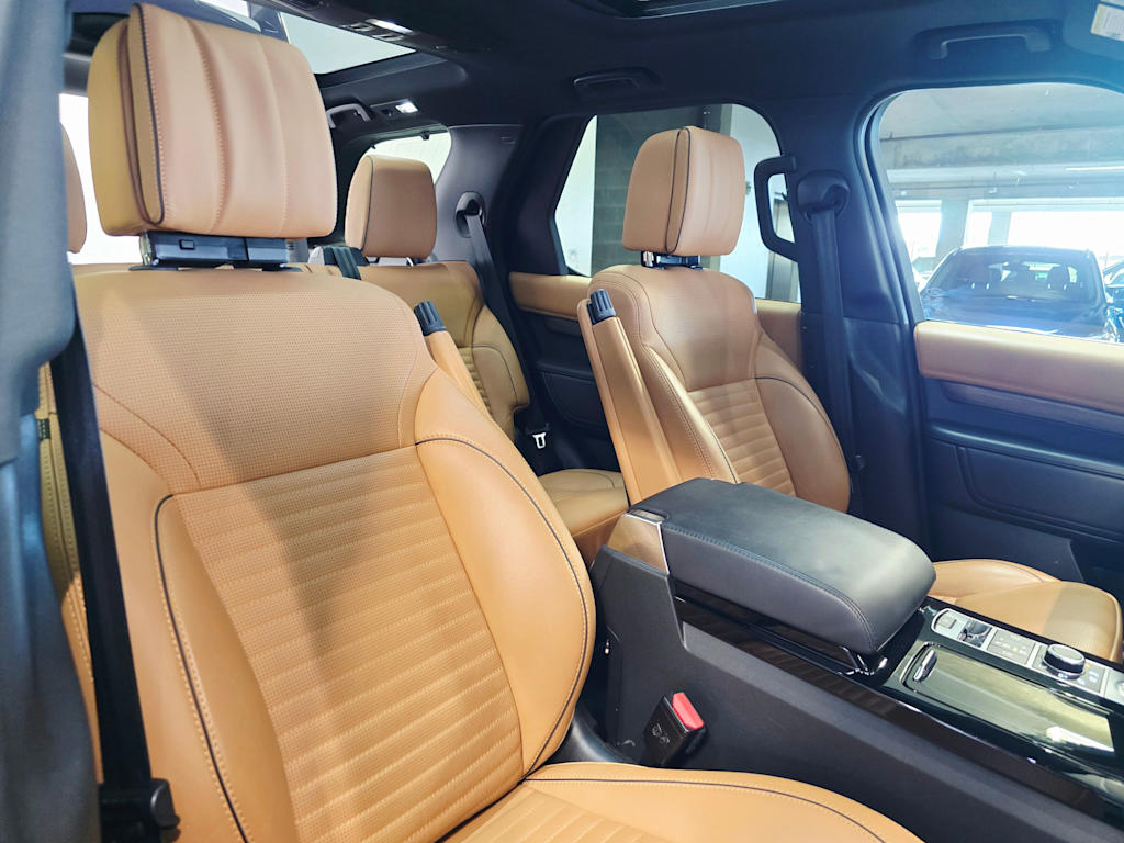 Thumbnail: 2020 Land Rover Discovery - 31