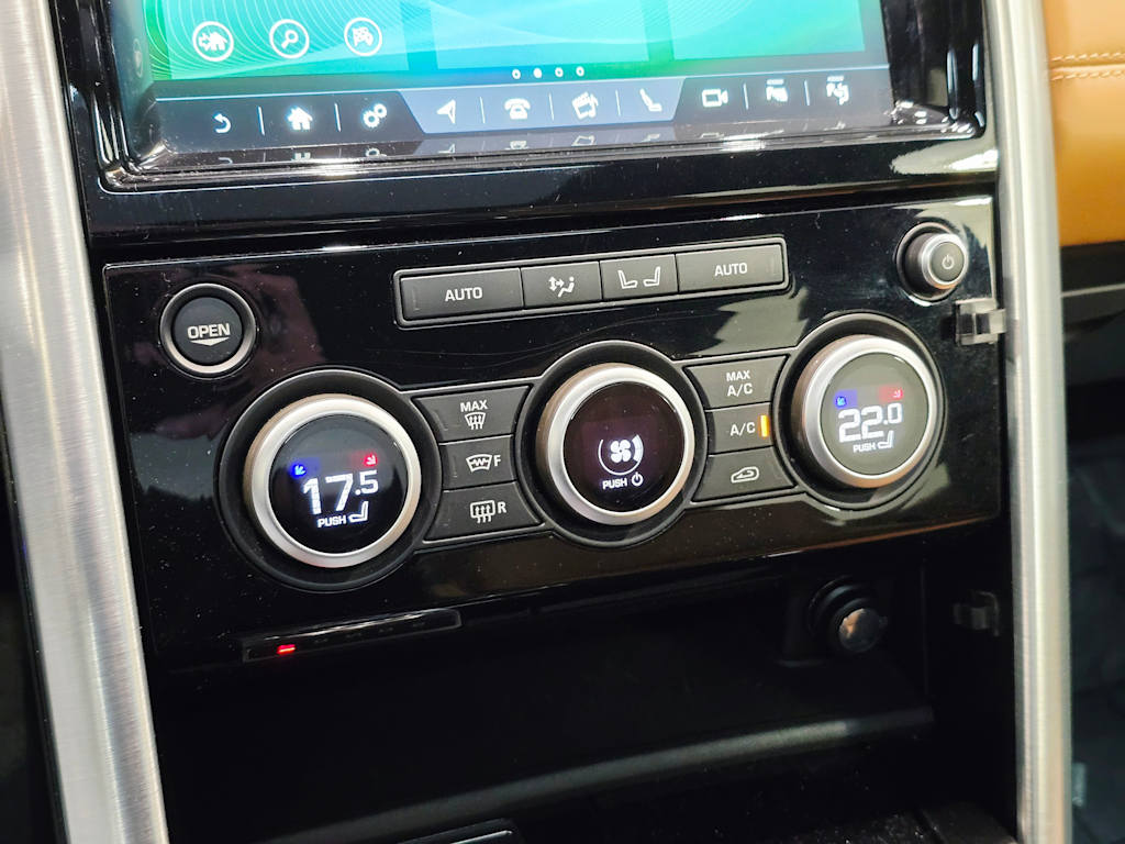 Thumbnail: 2020 Land Rover Discovery - 24