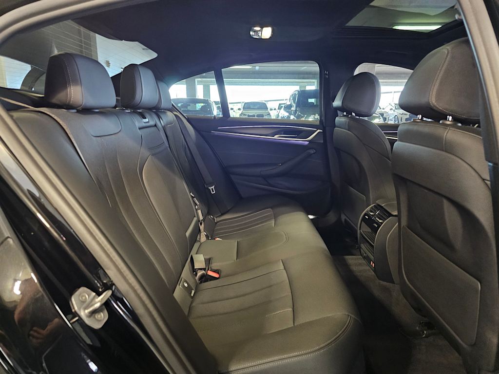 Thumbnail: 2021 BMW 5 Series - 34