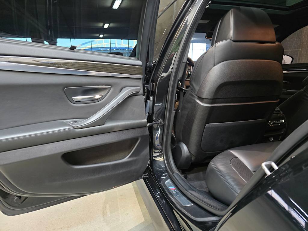 Thumbnail: 2015 BMW M5 - 32