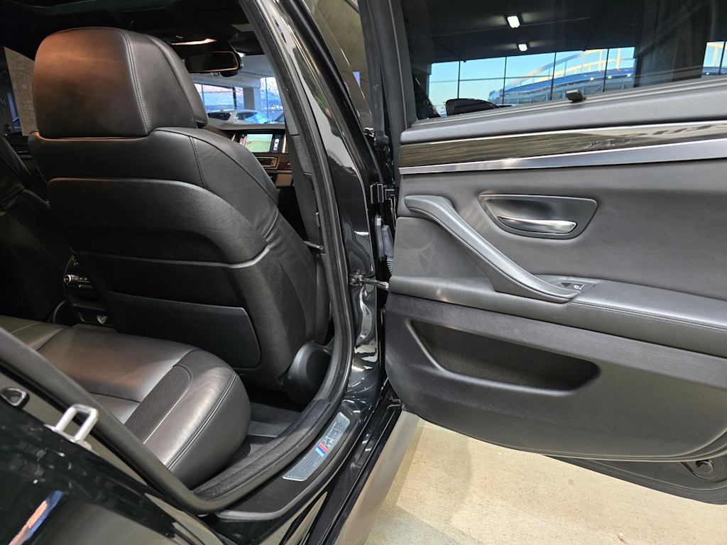 Thumbnail: 2015 BMW M5 - 33