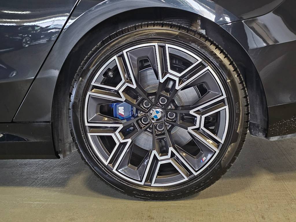 Thumbnail: 2026 BMW i5 - 8