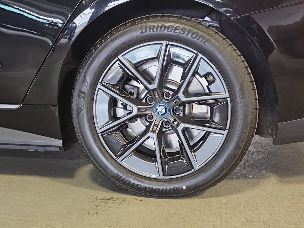 Thumbnail: 2023 BMW i4 - 7