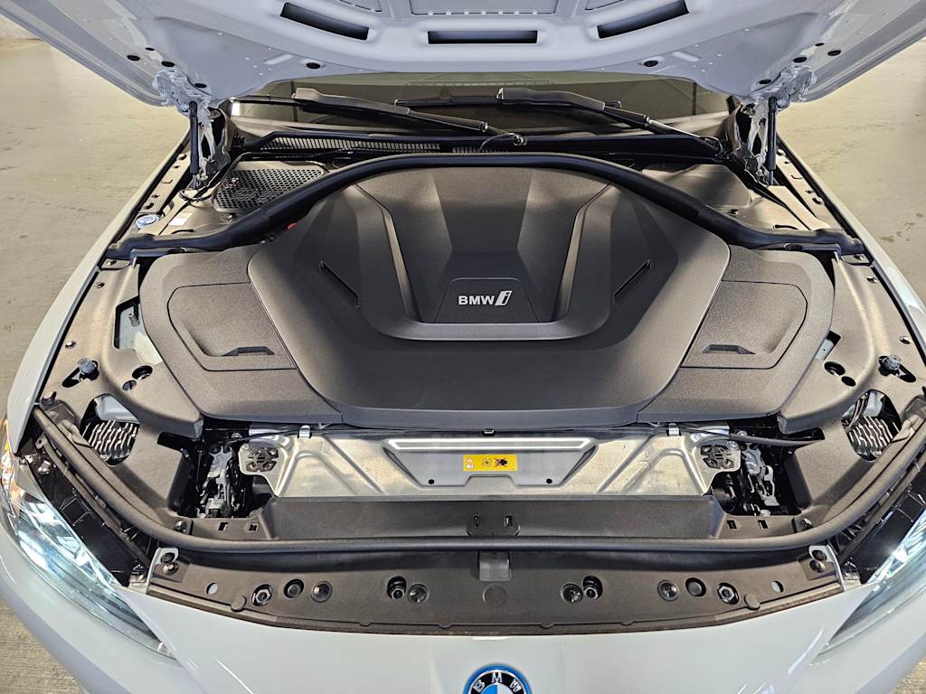 Thumbnail: 2023 BMW i4 - 8