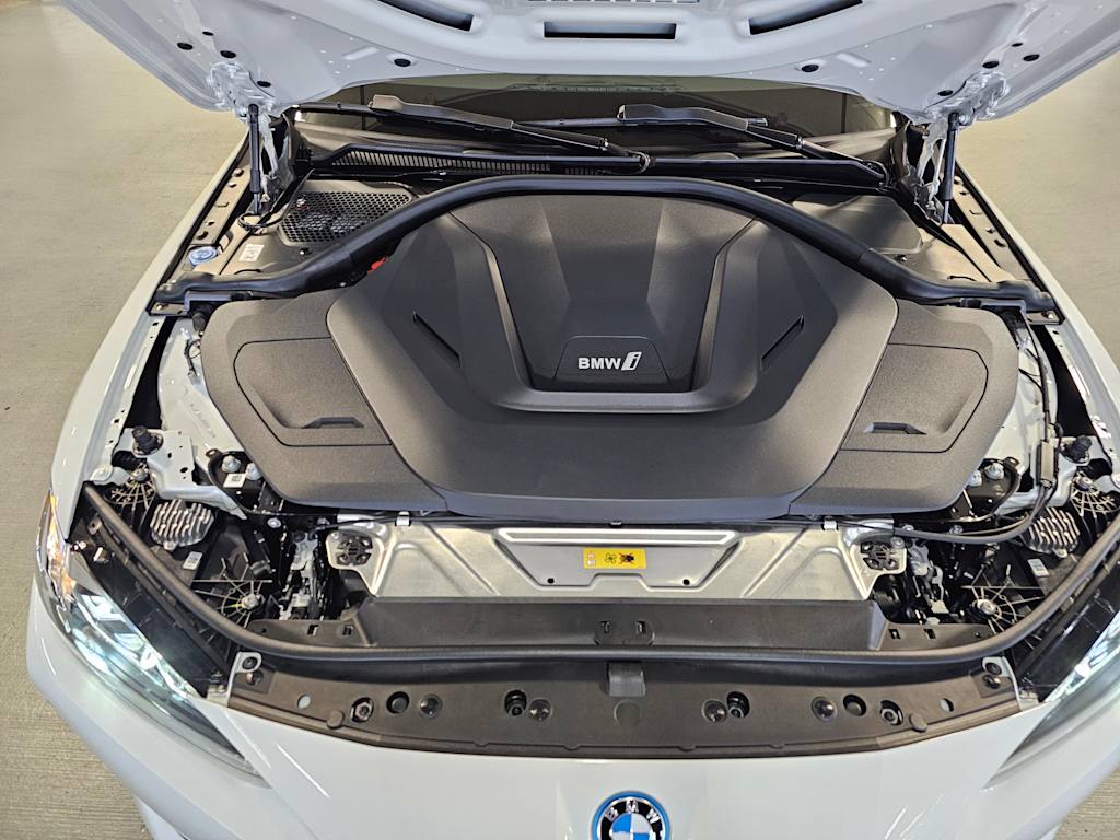 Thumbnail: 2023 BMW i4 - 8