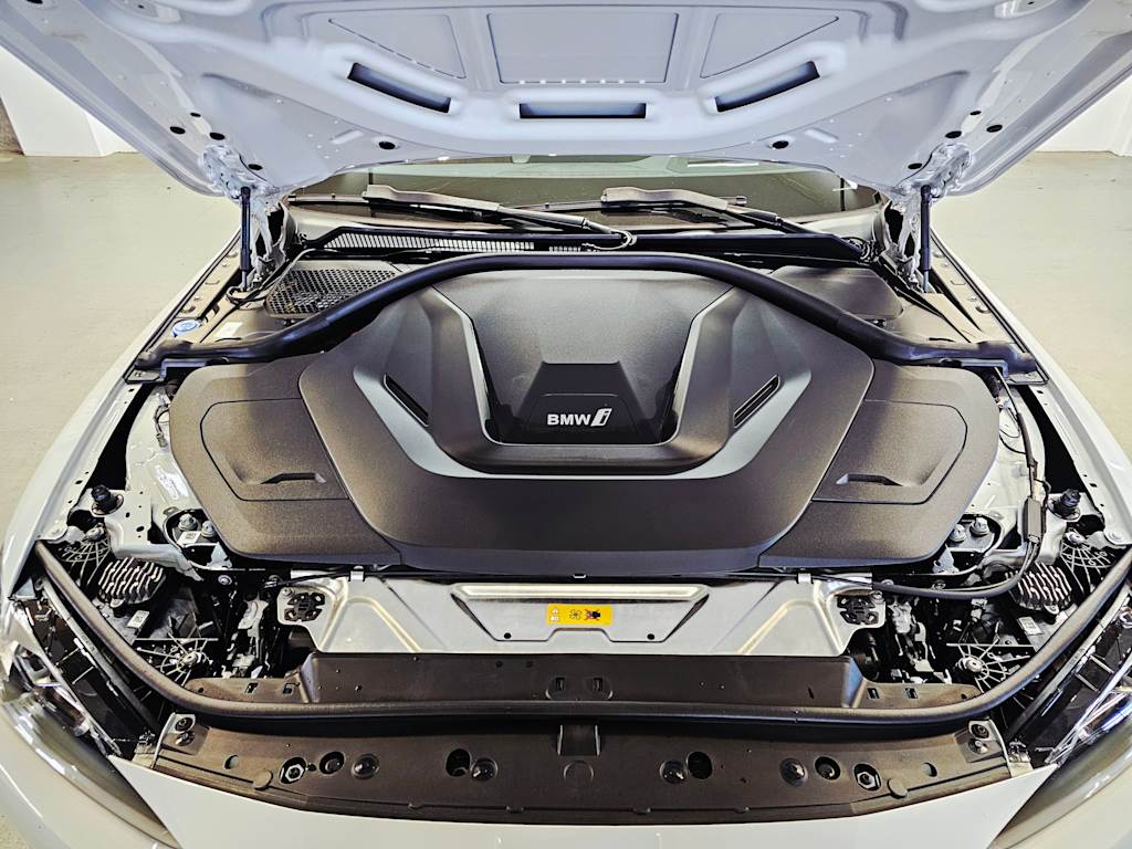 Thumbnail: 2023 BMW i4 - 8