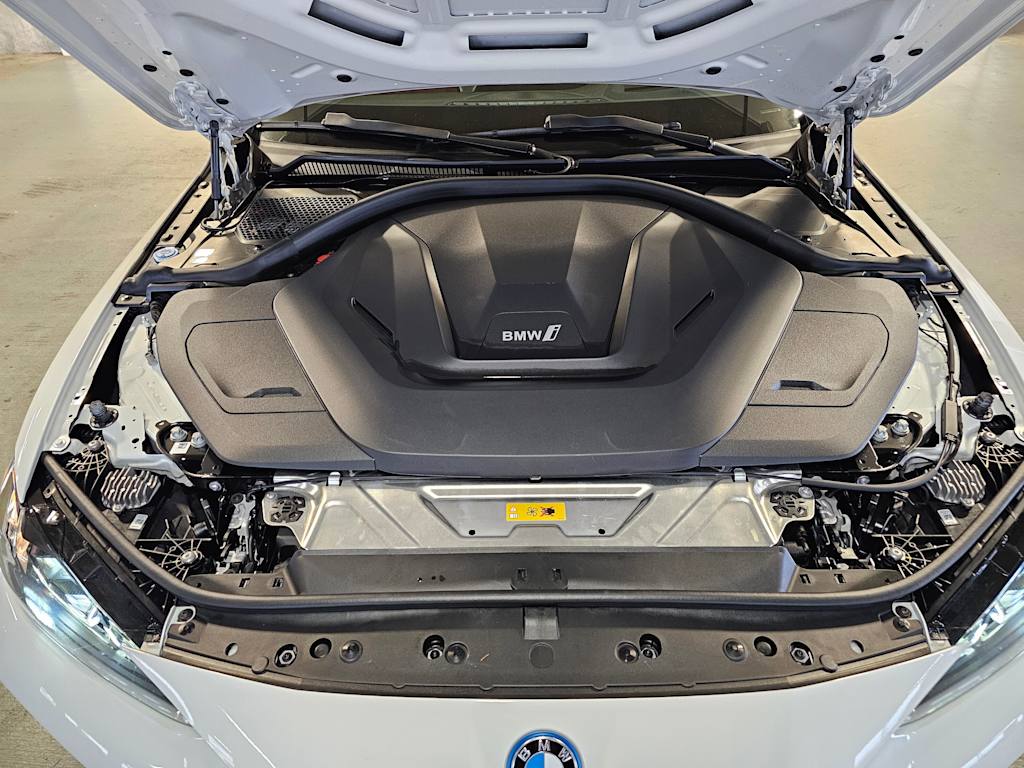 Thumbnail: 2023 BMW i4 - 8