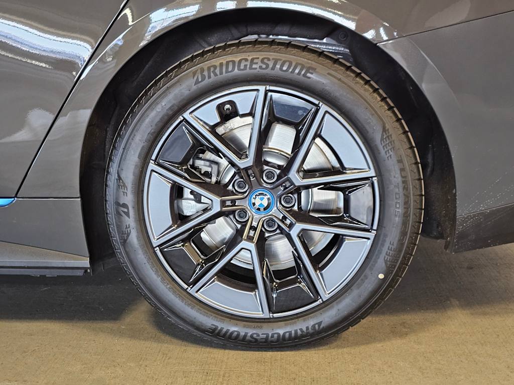 Thumbnail: 2023 BMW i4 - 8