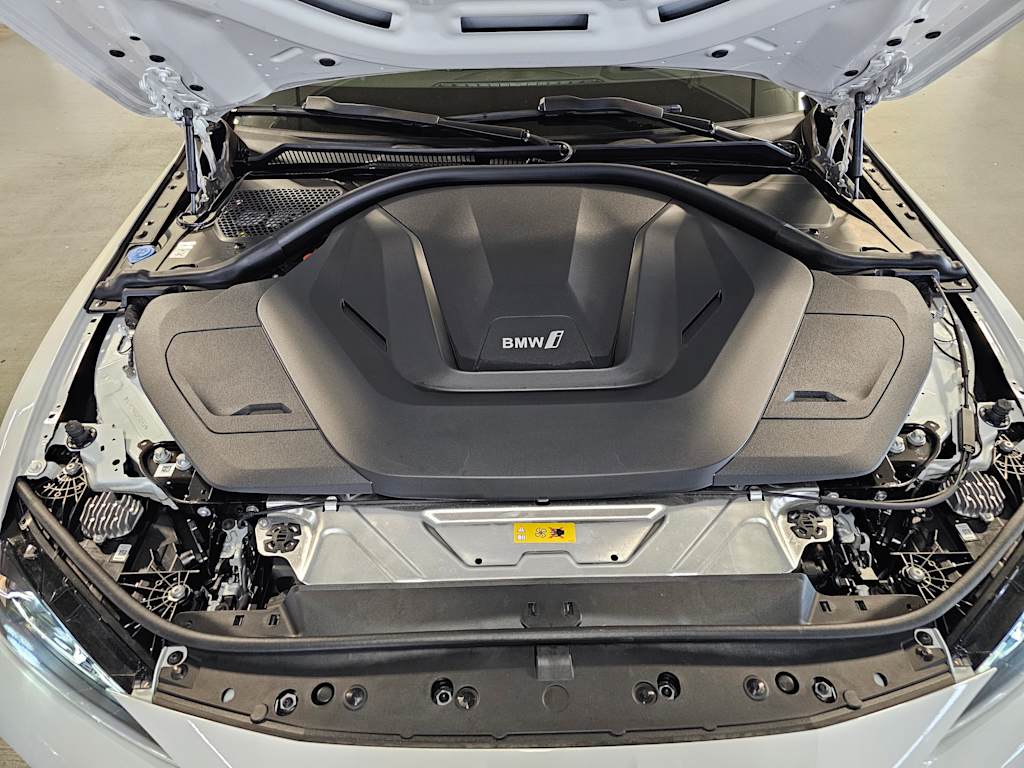 Thumbnail: 2023 BMW i4 - 8