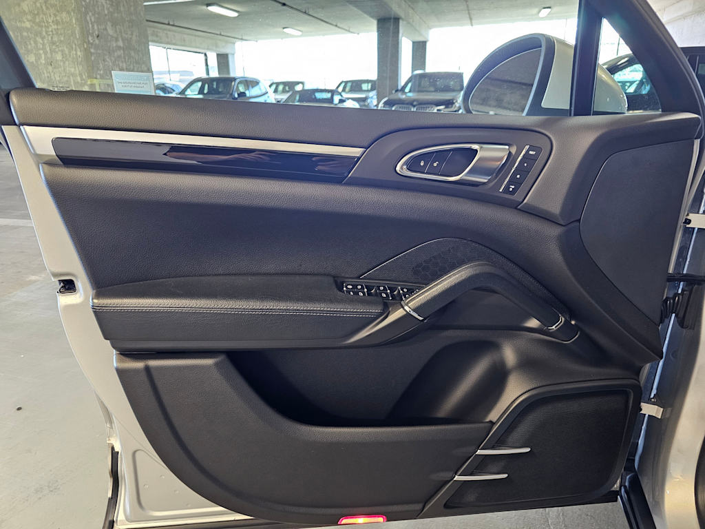 Thumbnail: 2013 Porsche Cayenne - 31