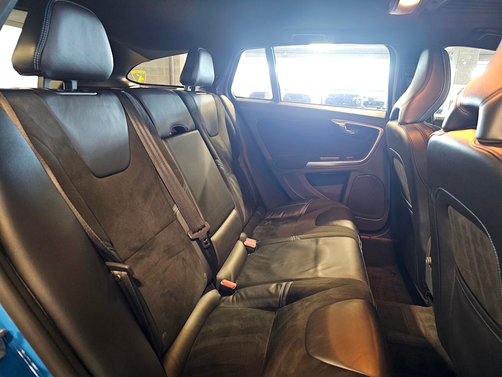 Thumbnail: 2017 Volvo V60 - 32