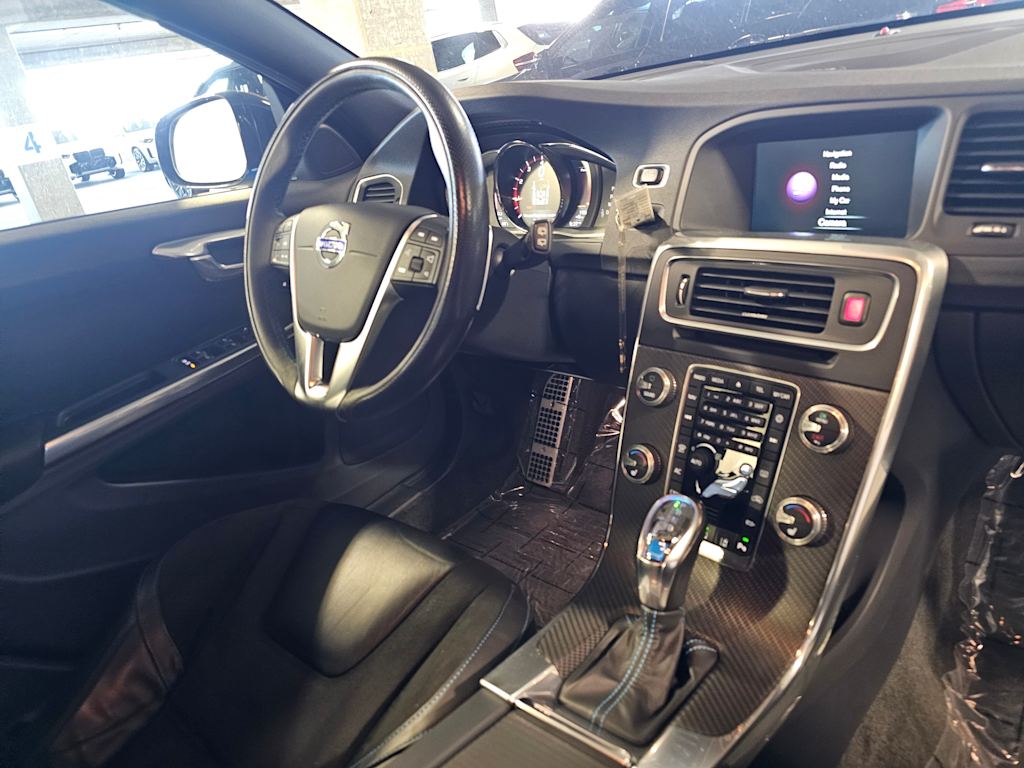Thumbnail: 2017 Volvo V60 - 14