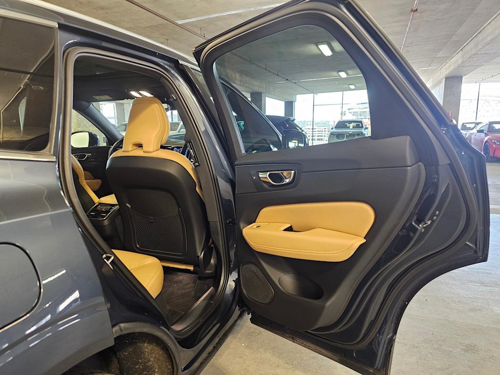 Thumbnail: 2022 Volvo XC60 - 36