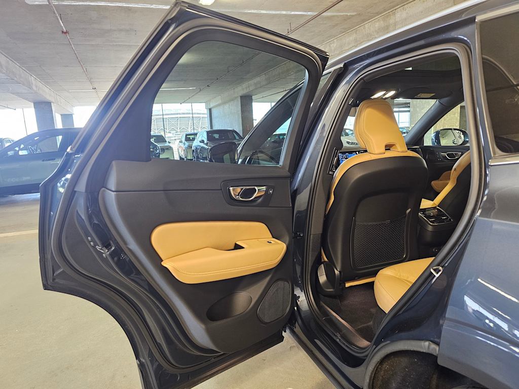 Thumbnail: 2022 Volvo XC60 - 12