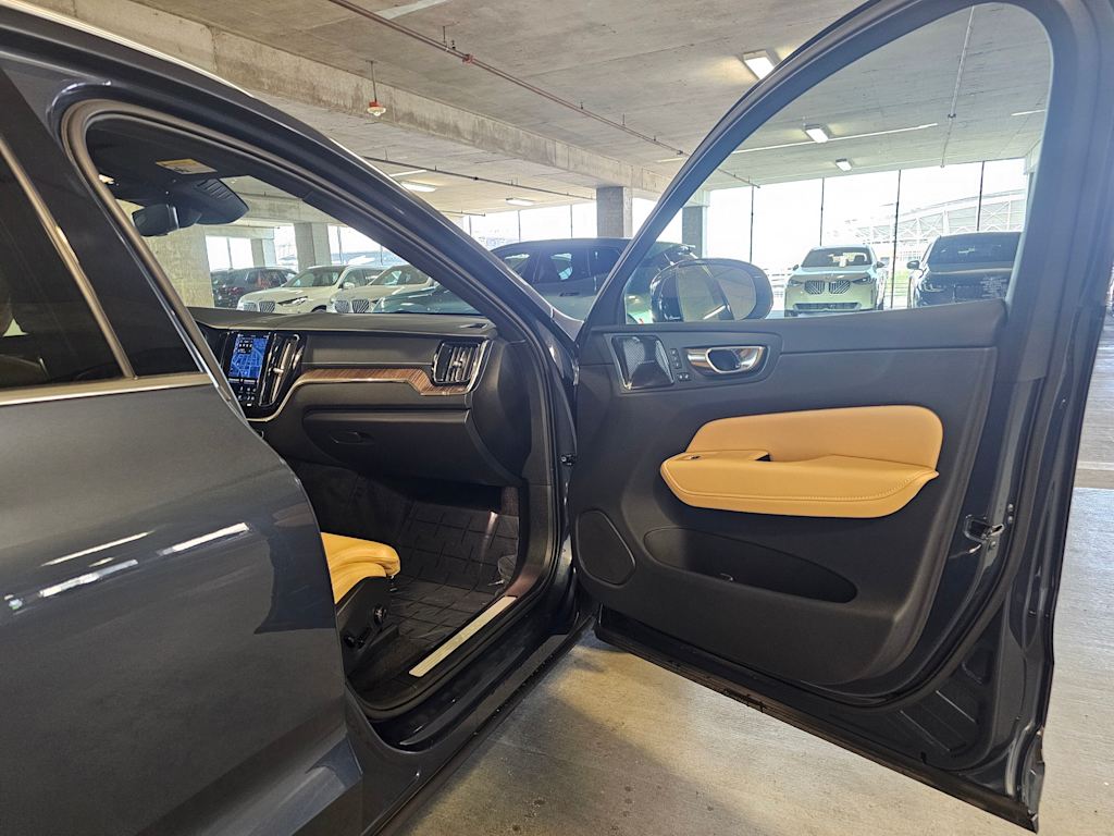 Thumbnail: 2022 Volvo XC60 - 38