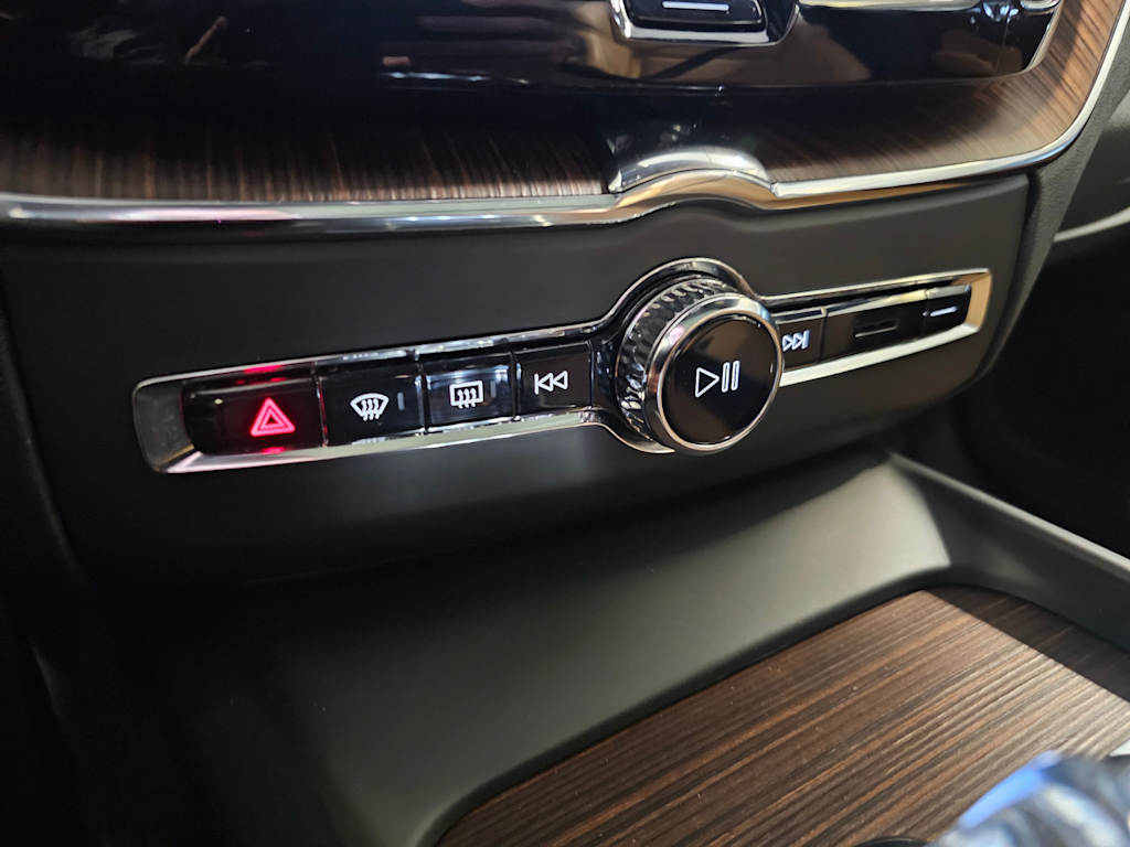Thumbnail: 2022 Volvo XC60 - 25