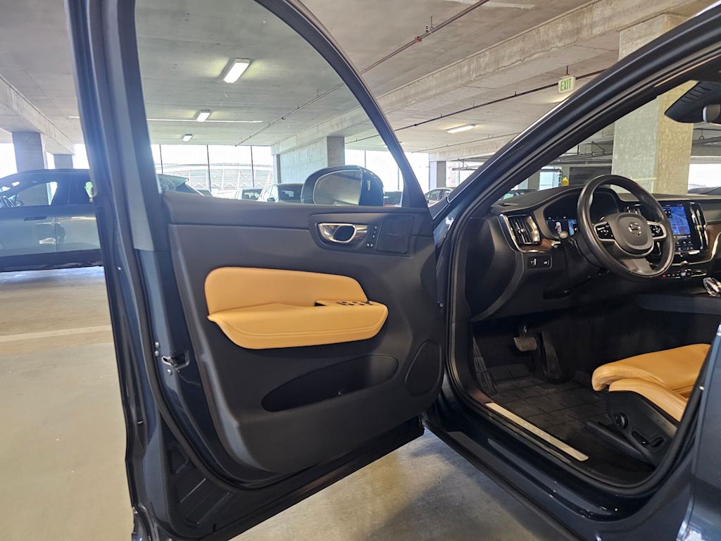 Thumbnail: 2022 Volvo XC60 - 33