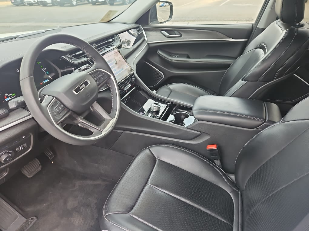 Thumbnail: 2023 Jeep Grand Cherokee - 10