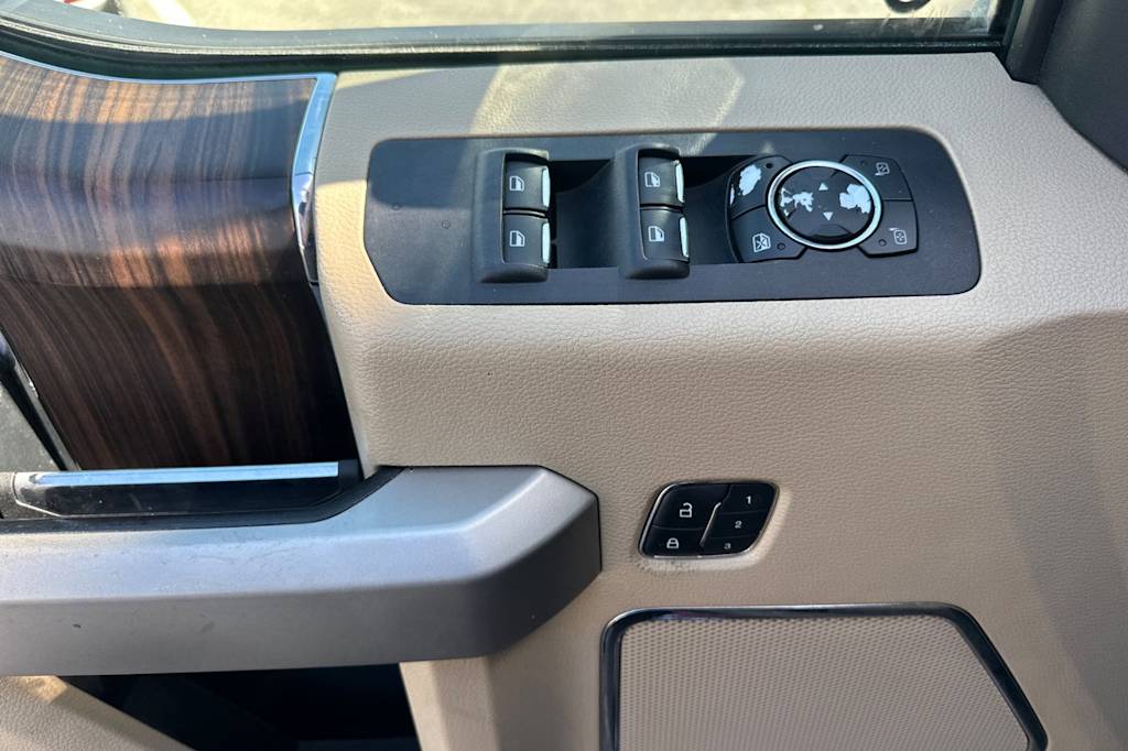2015 Ford F-150 Lariat 19