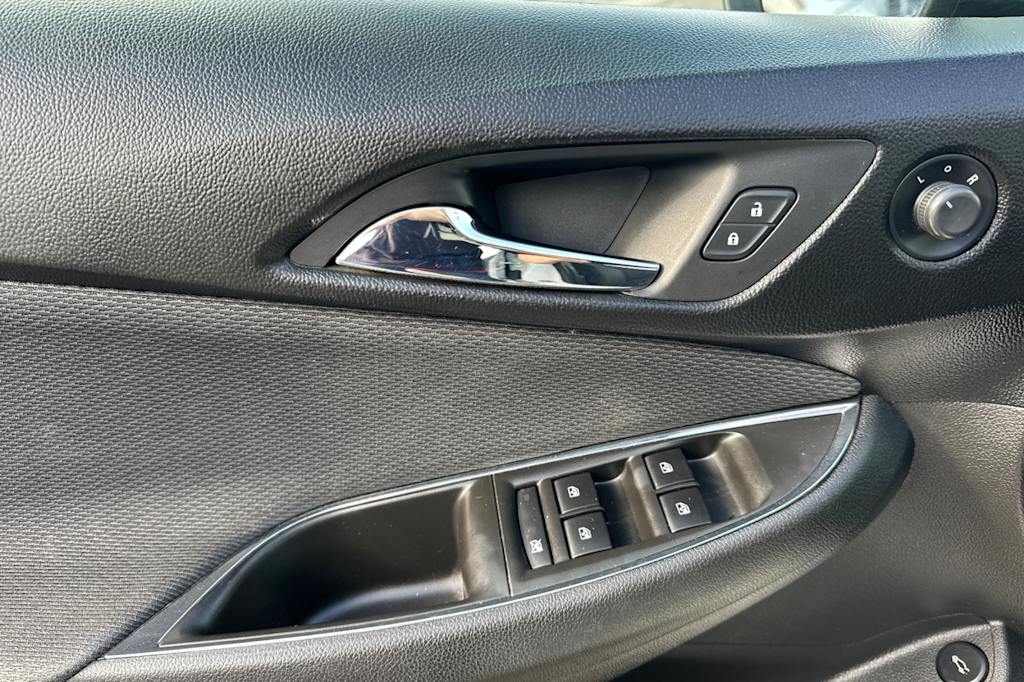 Thumbnail: 2017 Chevrolet Cruze - 21