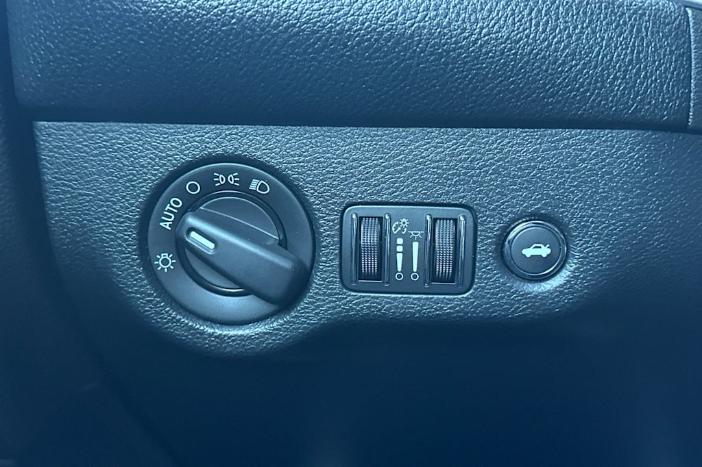 Thumbnail: 2015 Dodge Challenger - 28