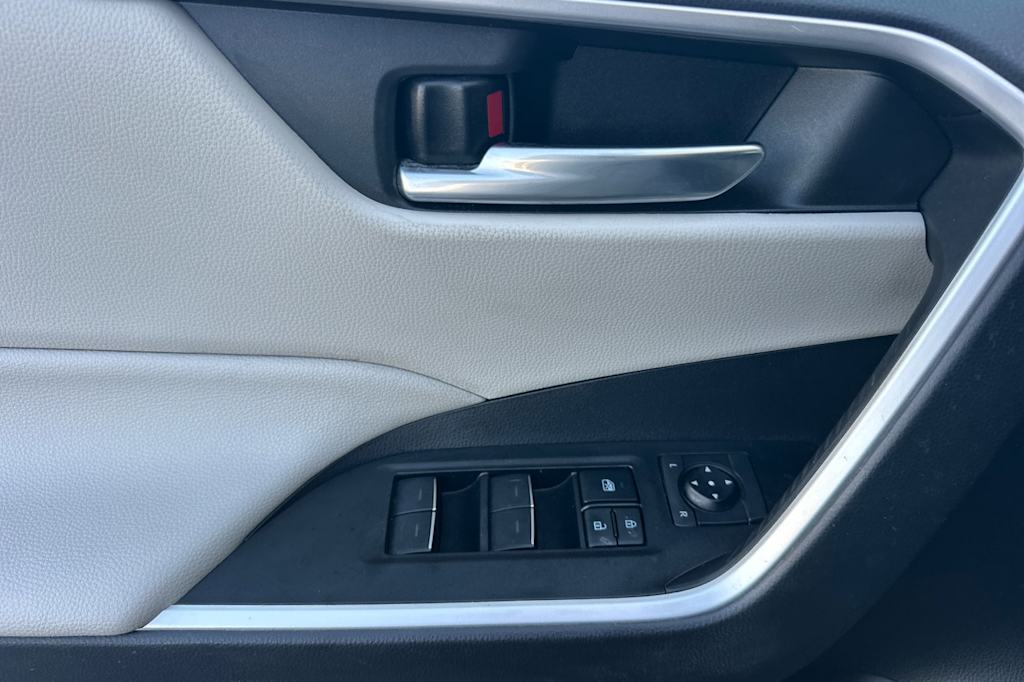 Thumbnail: 2022 Toyota RAV4 - 21