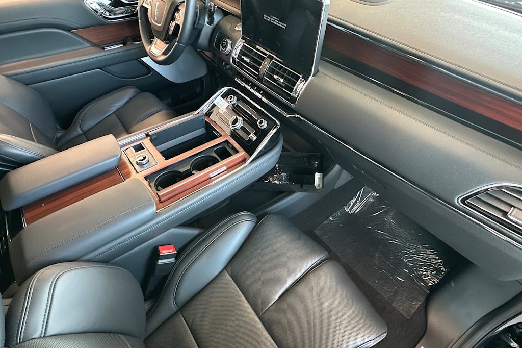 Thumbnail: 2024 Lincoln Navigator - 12