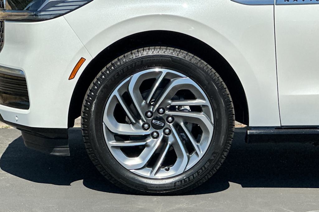 Thumbnail: 2026 Lincoln Navigator - 8