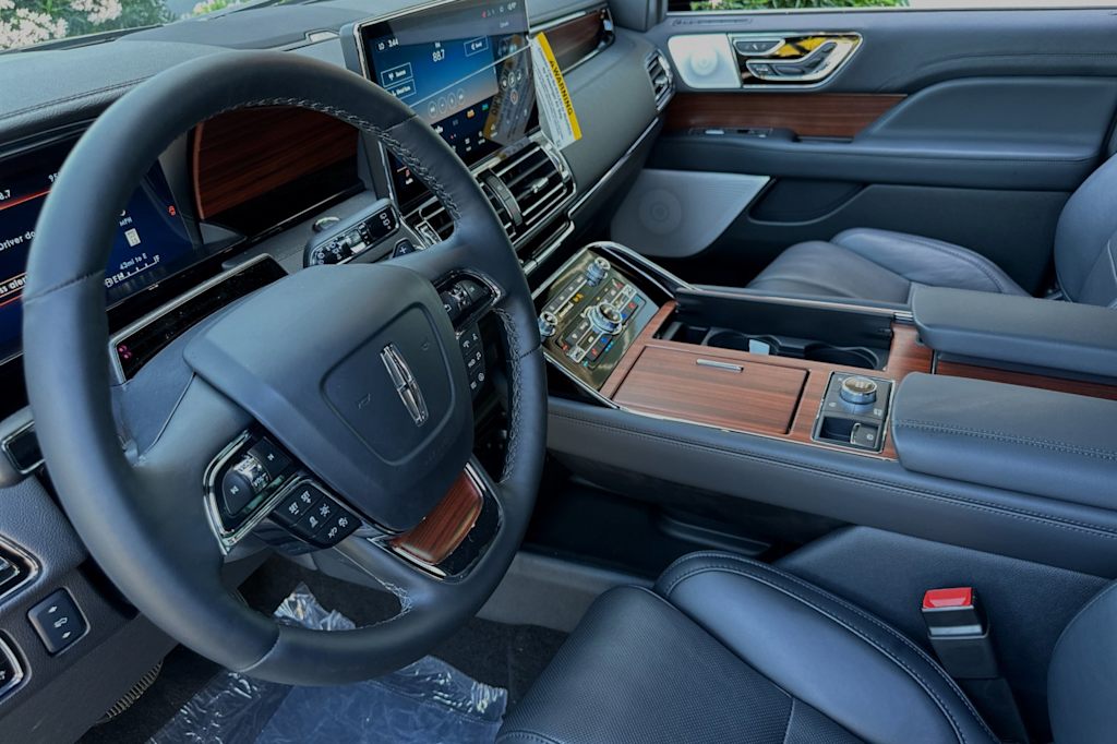 Thumbnail: 2024 Lincoln Navigator - 9