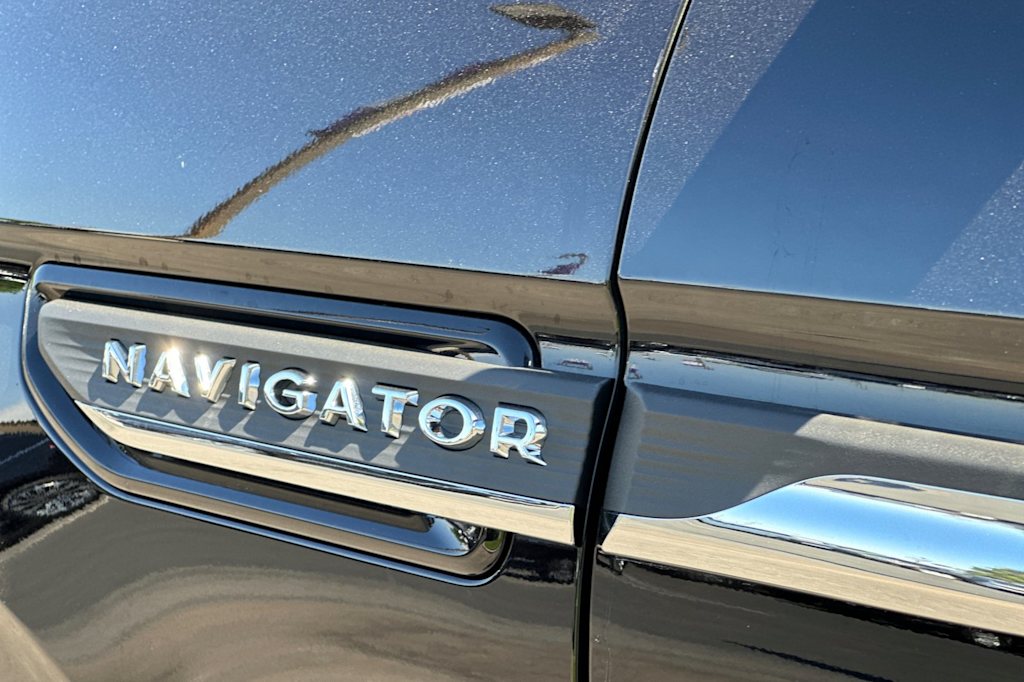 Thumbnail: 2024 Lincoln Navigator - 7