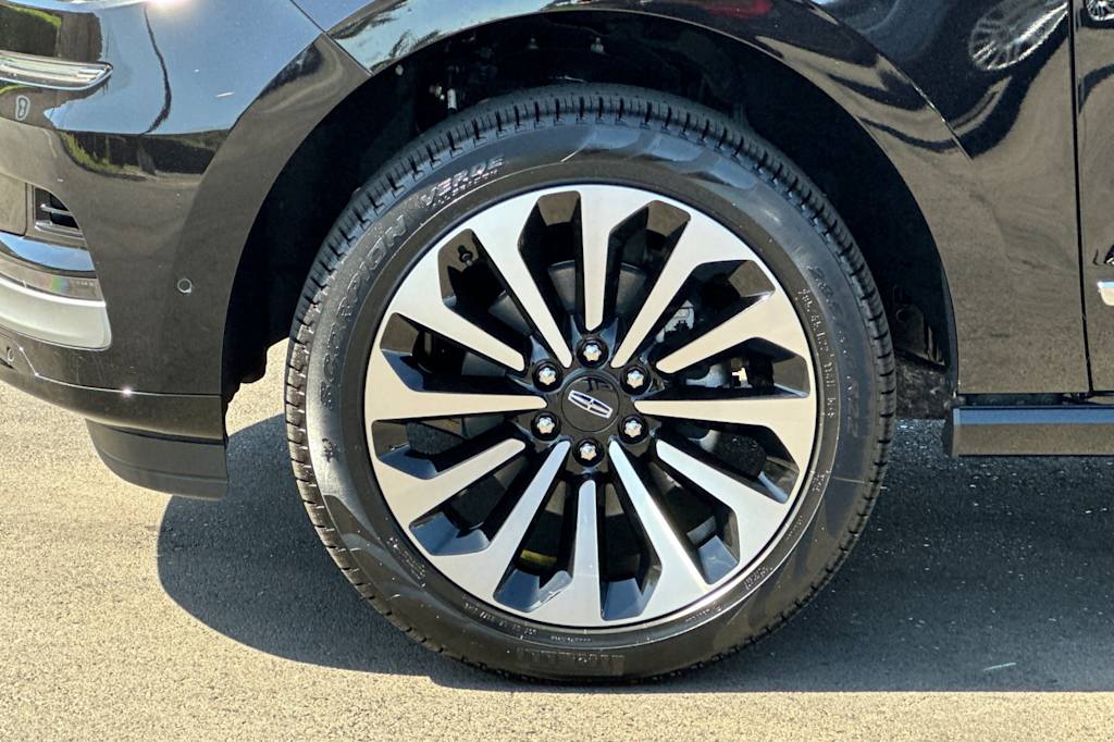 Thumbnail: 2024 Lincoln Navigator - 8