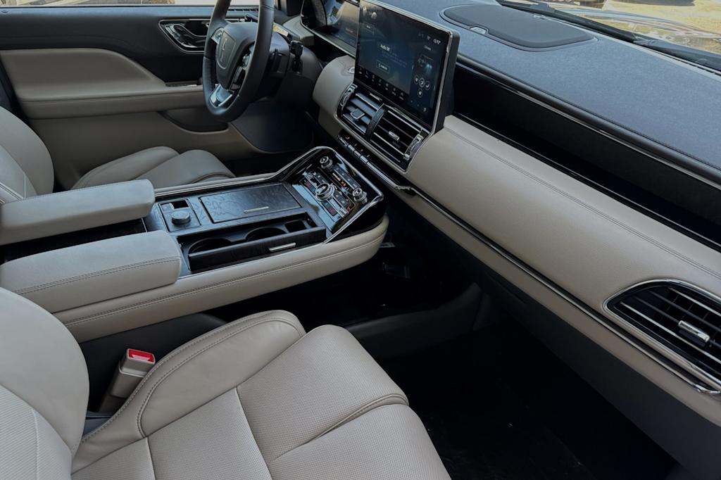 Thumbnail: 2024 Lincoln Navigator - 12