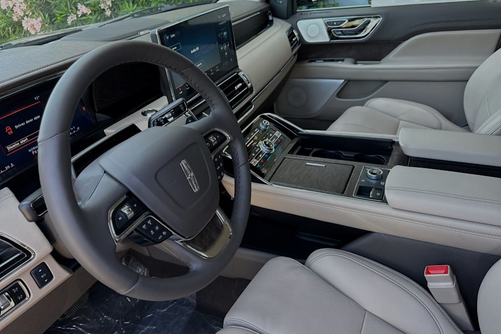 Thumbnail: 2024 Lincoln Navigator - 9