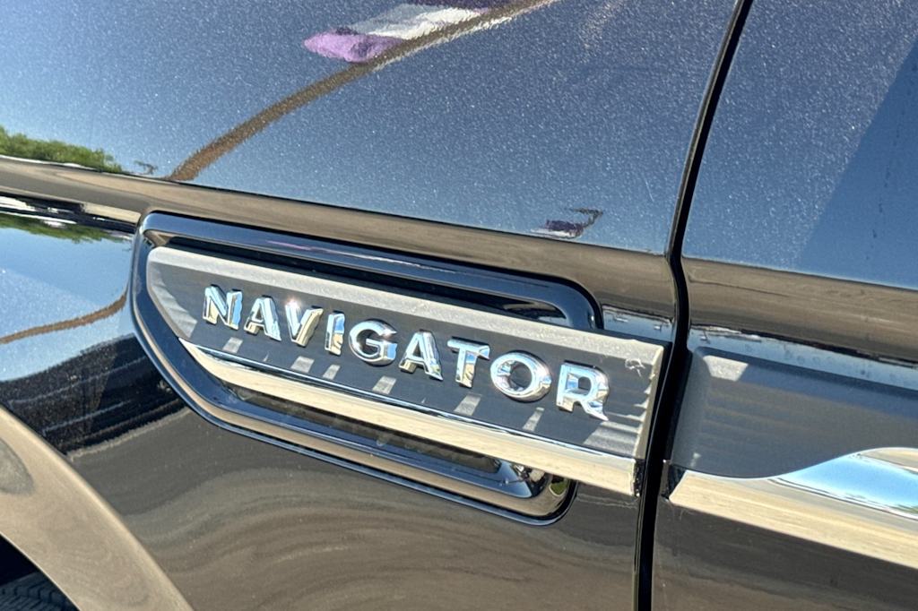Thumbnail: 2024 Lincoln Navigator - 7