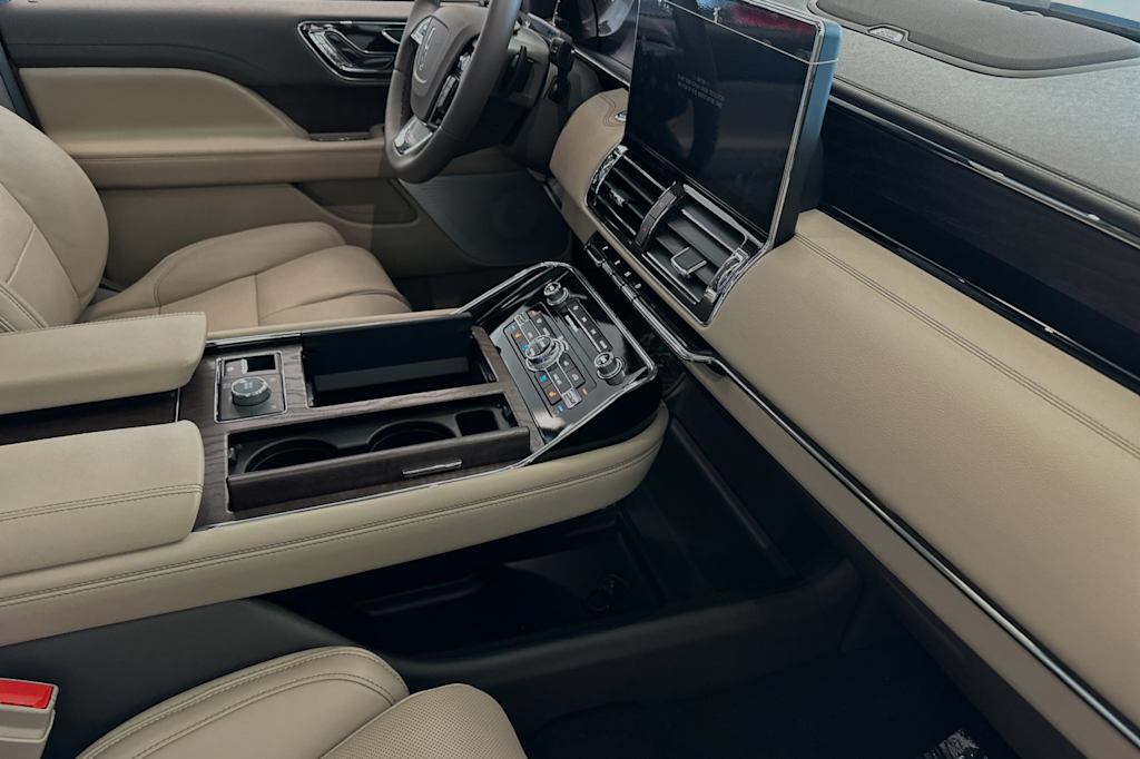 Thumbnail: 2024 Lincoln Navigator L - 22
