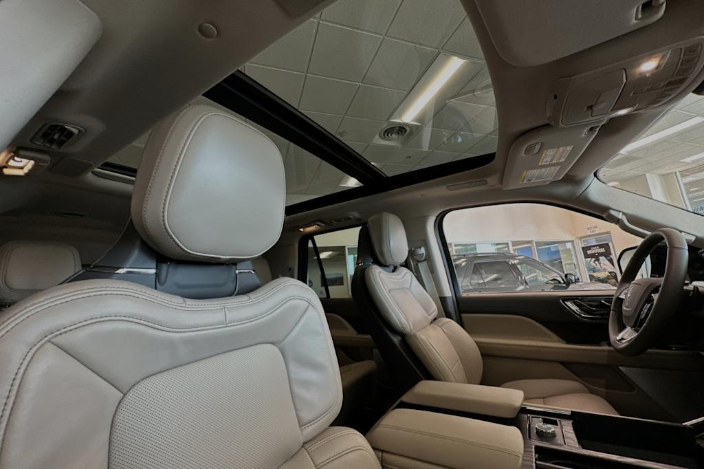 Thumbnail: 2024 Lincoln Navigator L - 8
