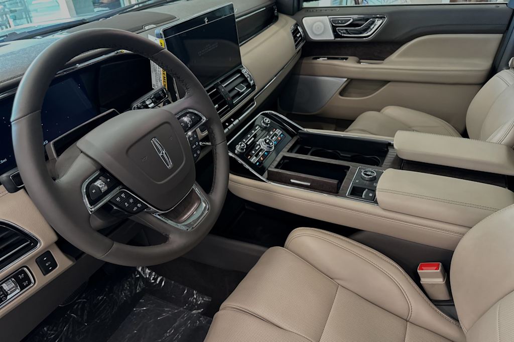 Thumbnail: 2024 Lincoln Navigator L - 7