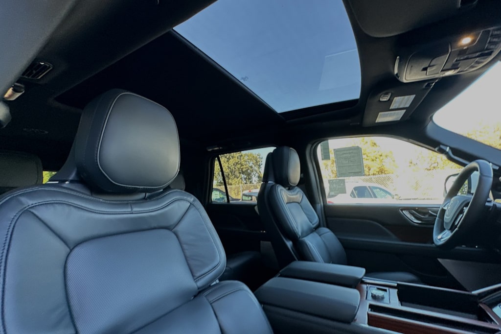 Thumbnail: 2024 Lincoln Navigator L - 22
