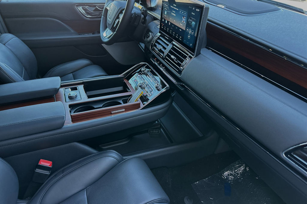 Thumbnail: 2024 Lincoln Navigator L - 11