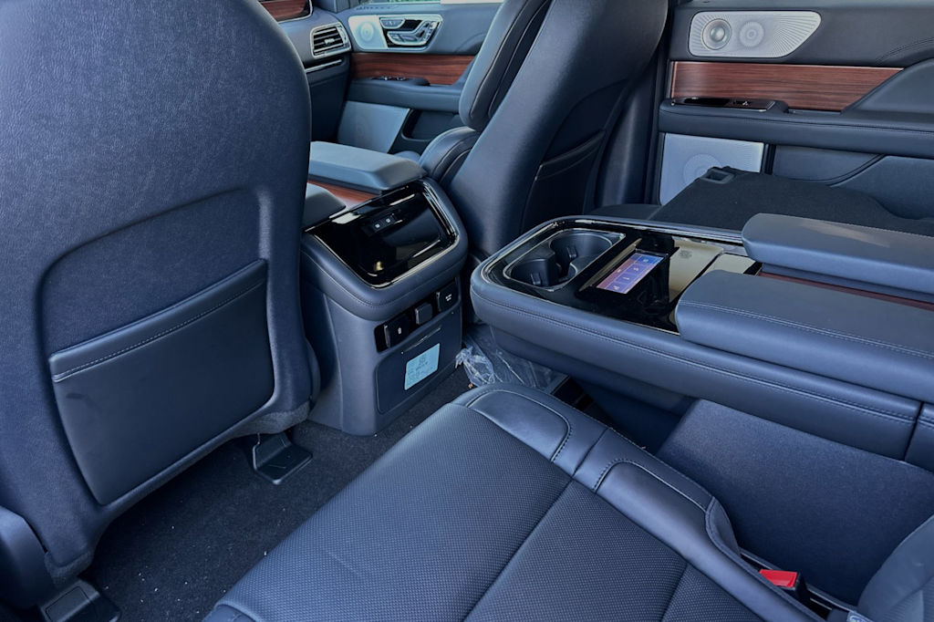 Thumbnail: 2024 Lincoln Navigator L - 17