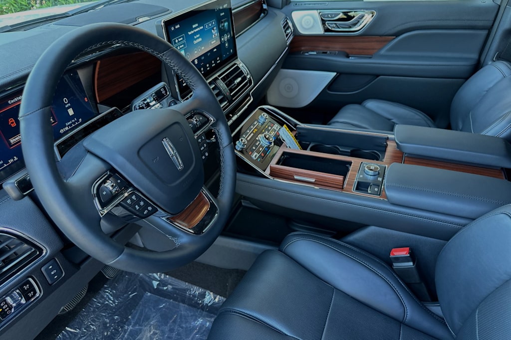 Thumbnail: 2024 Lincoln Navigator L - 9