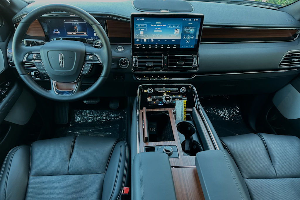 Thumbnail: 2024 Lincoln Navigator L - 2