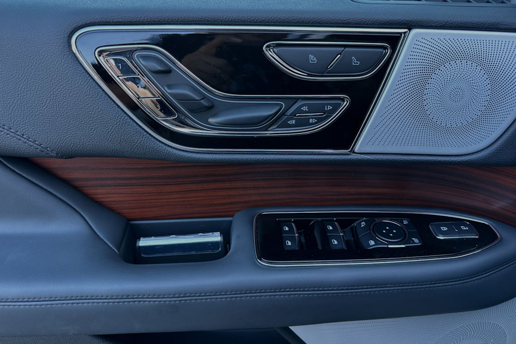 Thumbnail: 2024 Lincoln Navigator L - 20