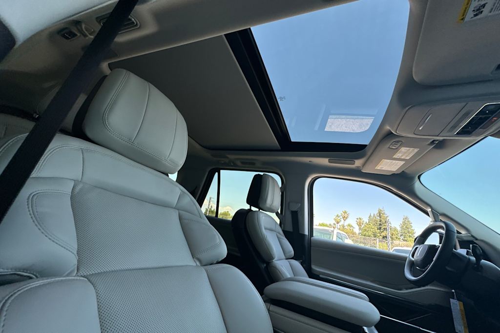 Thumbnail: 2026 Lincoln Navigator L - 21
