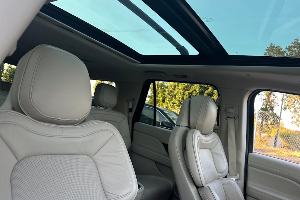 Thumbnail: 2018 Lincoln Navigator L - 22