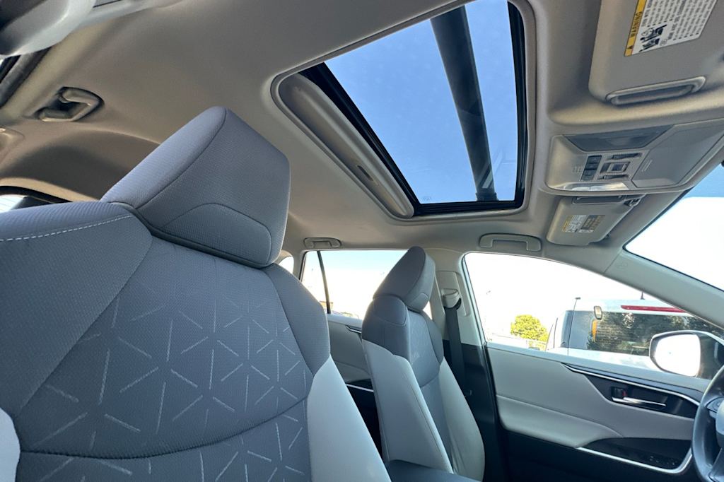 Thumbnail: 2021 Toyota RAV4 - 22