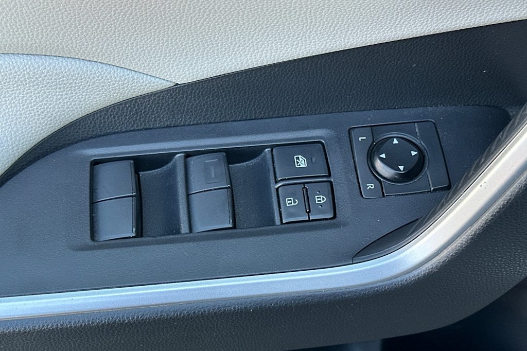 Thumbnail: 2021 Toyota RAV4 - 21