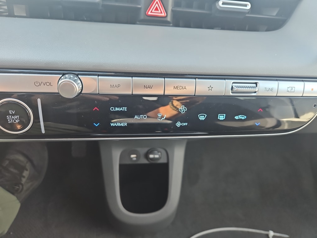 Thumbnail: 2023 Hyundai Ioniq 5 - 17