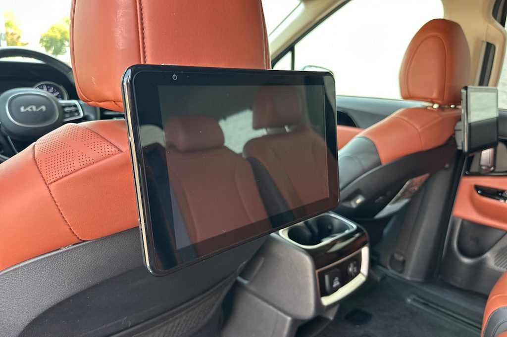 Thumbnail: 2022 Kia Carnival - 24