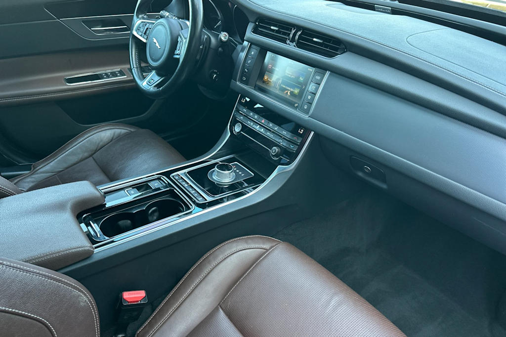 Thumbnail: 2016 Jaguar XF - 12